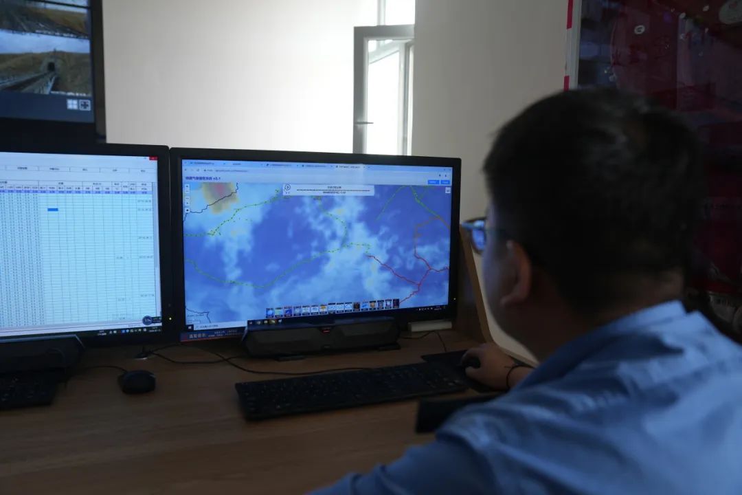 中国第一大沙漠下暴雨了!铁路人这样应对 中国第一大沙漠下暴雨了!铁路人这样应对