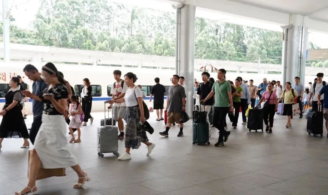 98趟次!广西铁路部门加开“赶海”动车啦! 98趟次!广西铁路部门加开“赶海”动车啦!