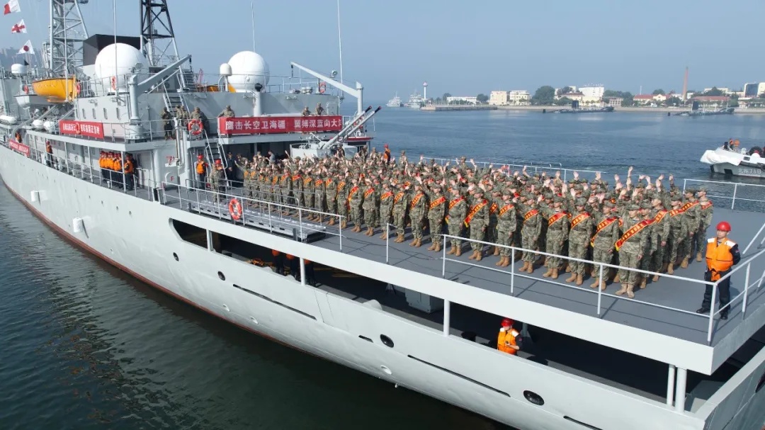 羡慕住了！坐军舰去上学是啥体验？