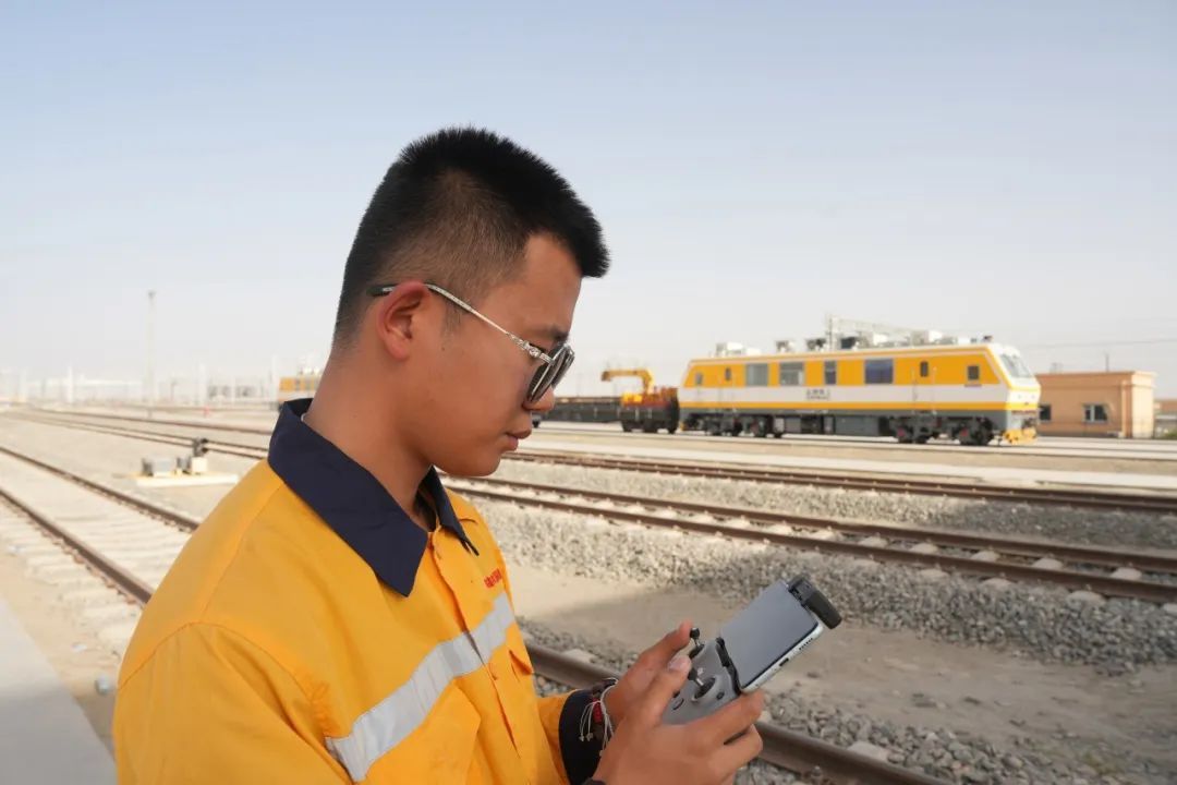 中国第一大沙漠下暴雨了!铁路人这样应对 中国第一大沙漠下暴雨了!铁路人这样应对
