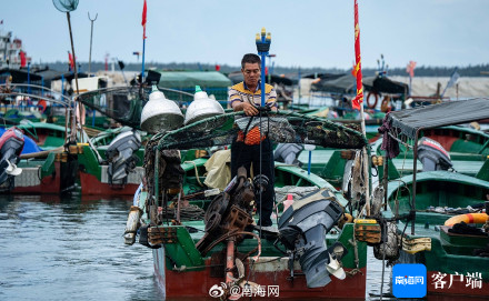 伏季休渔期结束，海南万宁乌场一级渔港渔民准备出海捕鱼