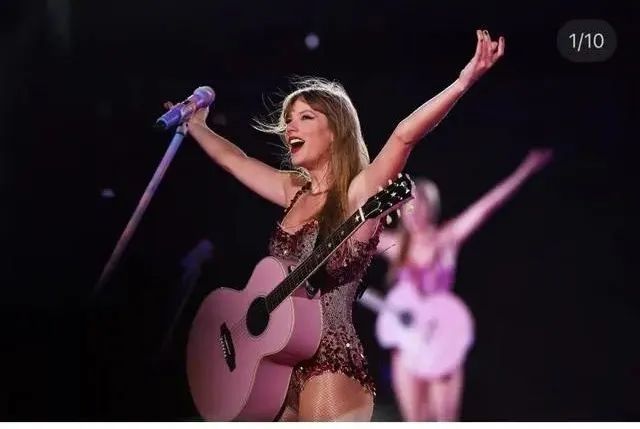 知名歌手演唱会上突发!有人当场被抬走…… 知名歌手演唱会上突发!有人当场被抬走……