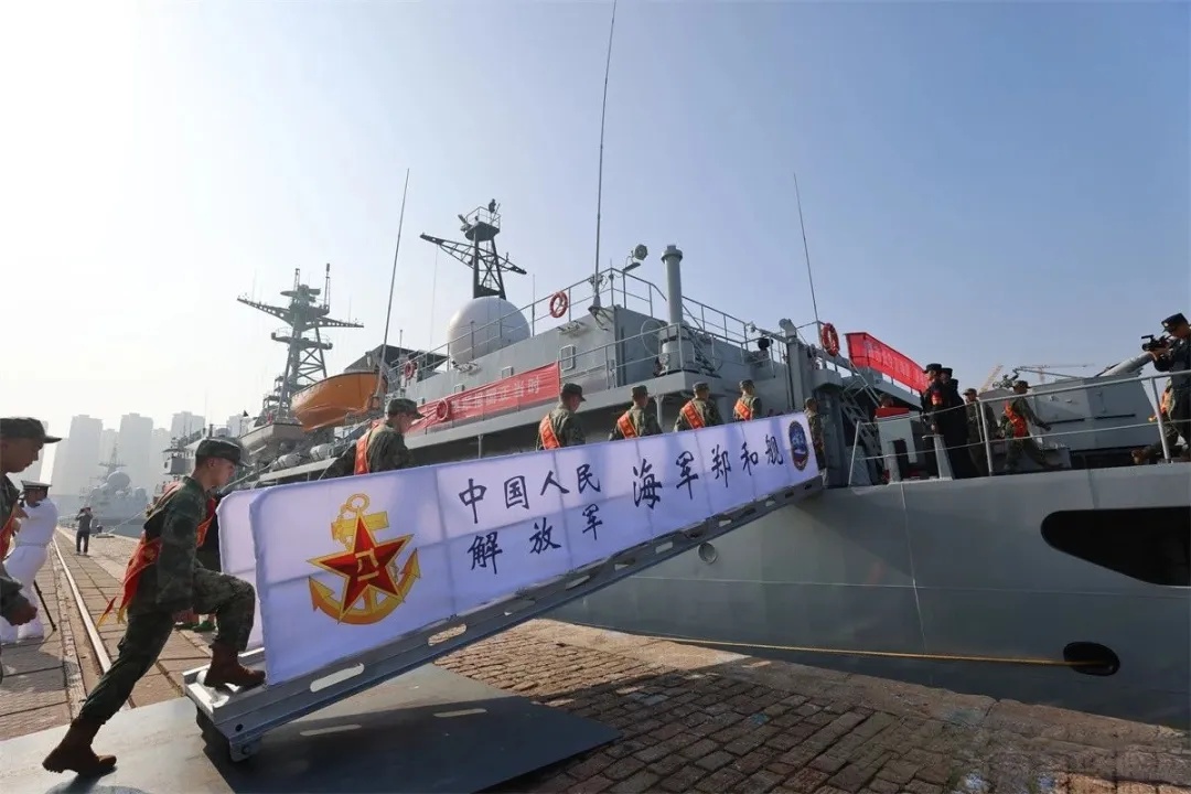 羡慕住了！坐军舰去上学是啥体验？