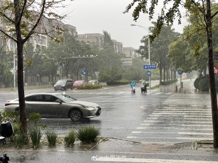 北京午后现雷雨 一小时降水量达53.8毫米