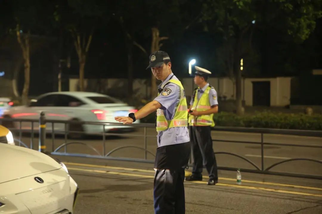 “健身男”高架桥上狂奔为哪般？交警出动！
