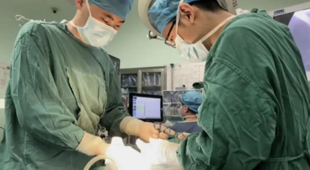 女婴天生没有肛门，1年后才被医生确诊