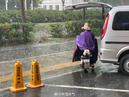 北京午后现雷雨 一小时降水量达53.8毫米