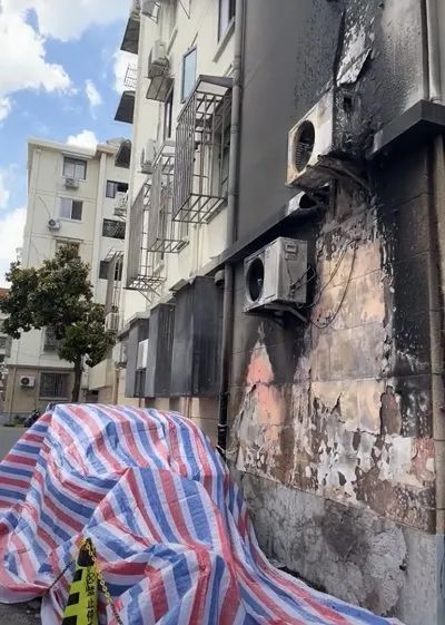 凌晨突发！上海徐汇一小区居民楼边多车起火燃烧，浓烟滚滚！多台空调外机被烧毁