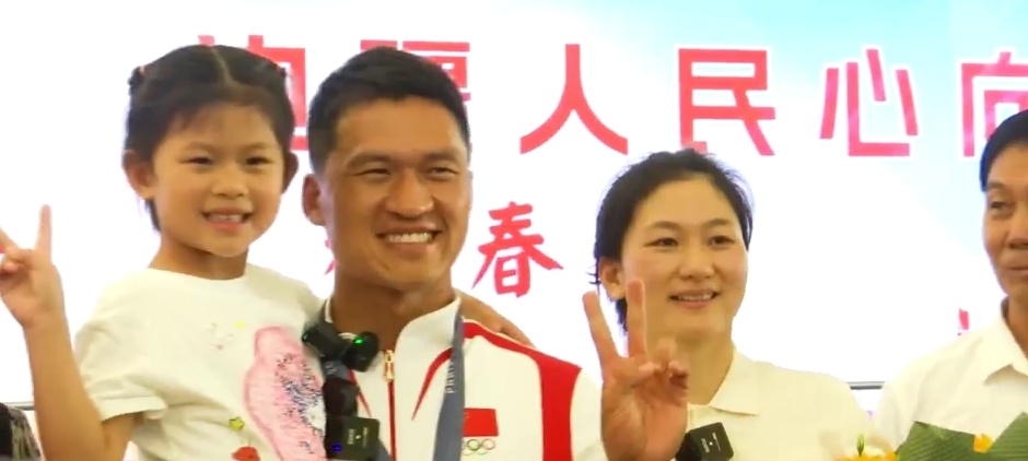 刘浩回家!见面就拿出金牌给她挂上...... 刘浩回家!见面就拿出金牌给她挂上......