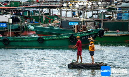 伏季休渔期结束，海南万宁乌场一级渔港渔民准备出海捕鱼