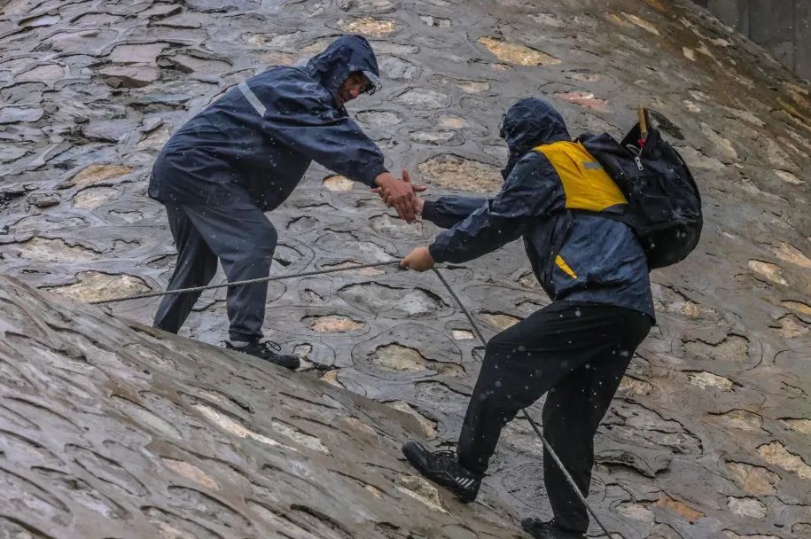 中国第一大沙漠下暴雨了!铁路人这样应对 中国第一大沙漠下暴雨了!铁路人这样应对