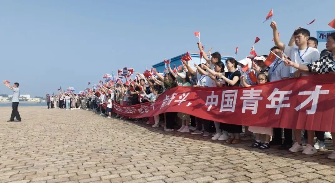 不是？！谁家大学生坐军舰、运-20上学啊！
