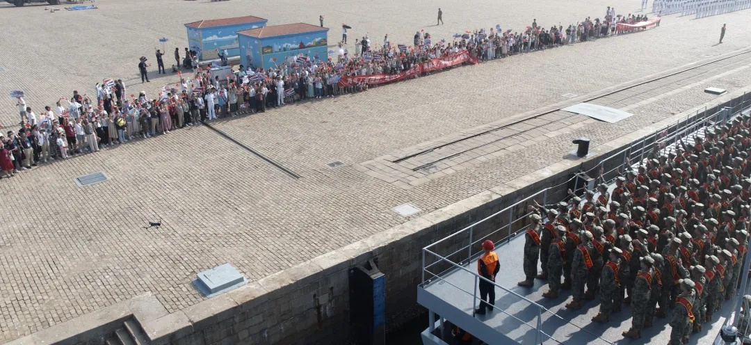 羡慕住了！坐军舰去上学是啥体验？