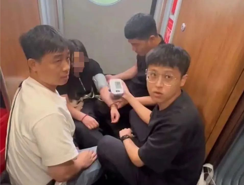 高铁上，8名男护士丢下行李，紧急飞奔……