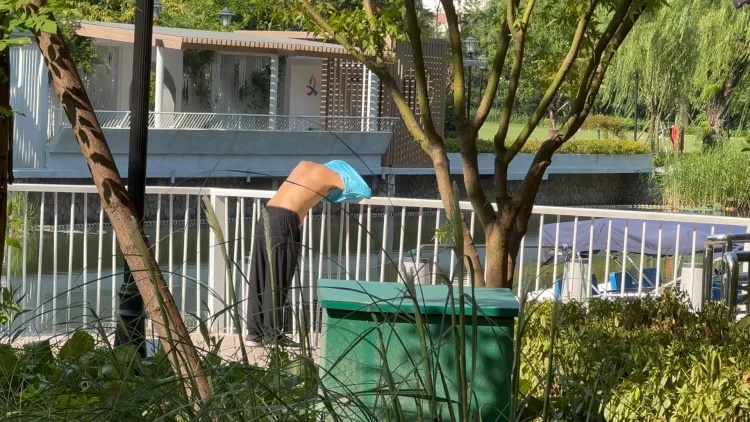 担心的事还是发生了!江苏一女子趴地上“晒背”,遭汽车碾压 担心的事还是发生了!江苏一女子趴地上“晒背”,遭汽车碾压