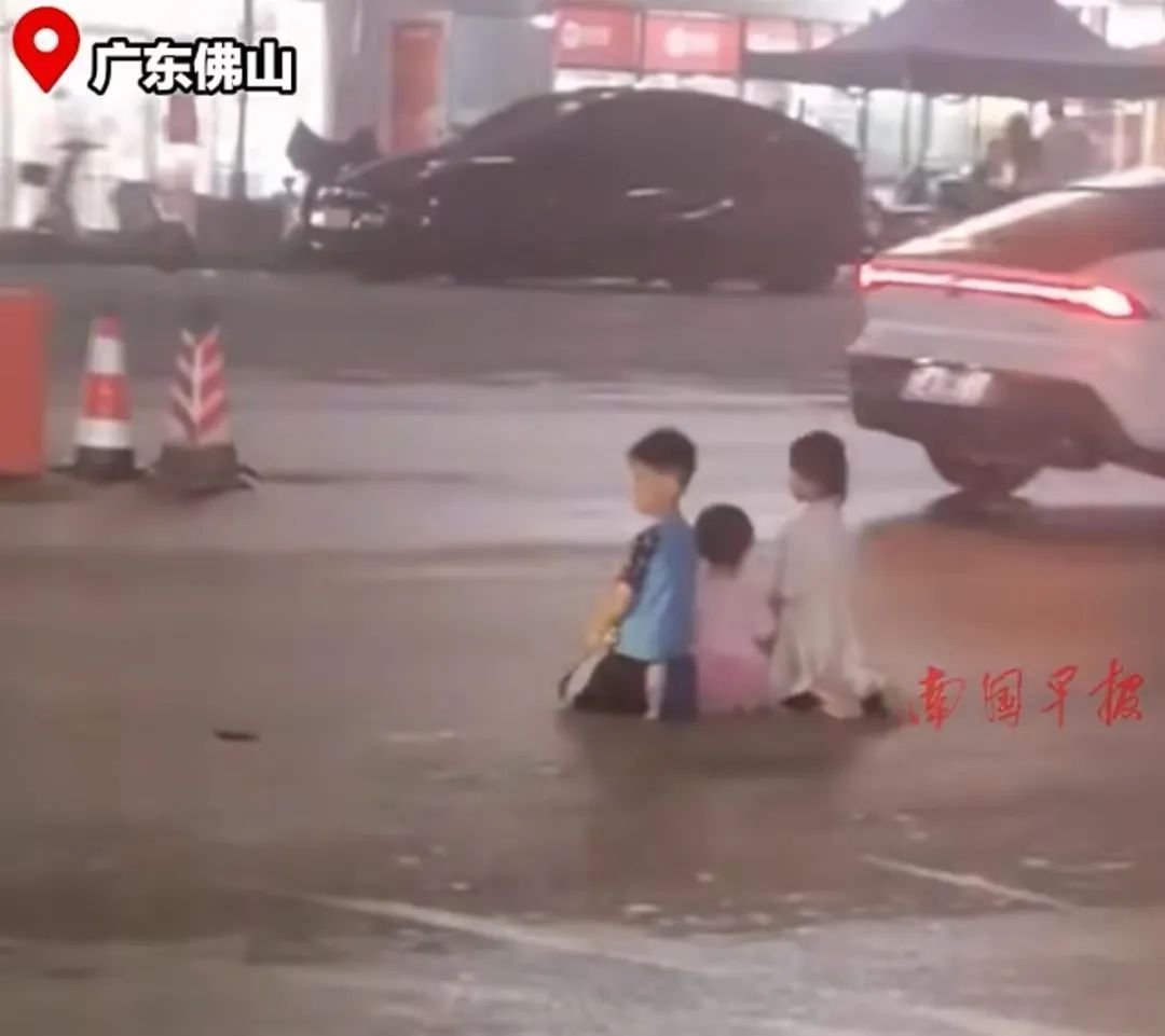 父亲让3个孩子跪马路中间，原因居然是这个