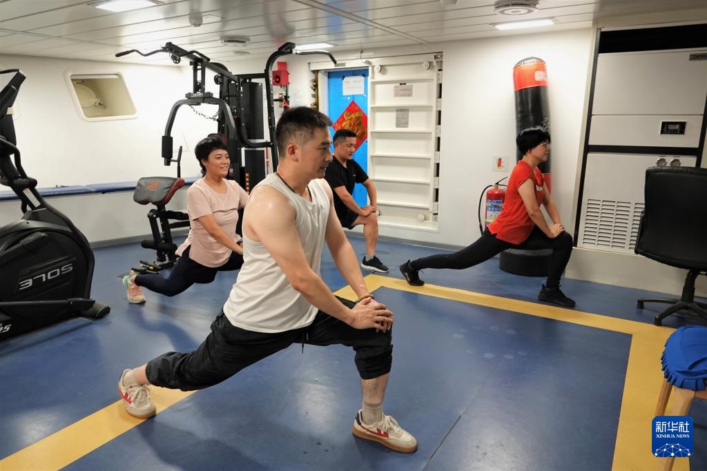 “蛟龙”探海备潜忙