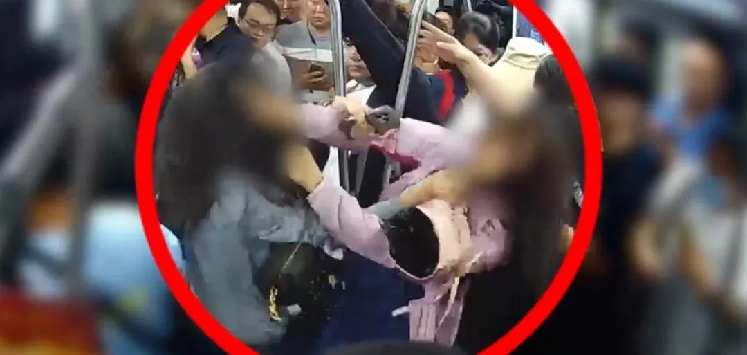 北京地铁上，两乘客因硌了一下扯头发互殴！都拘了