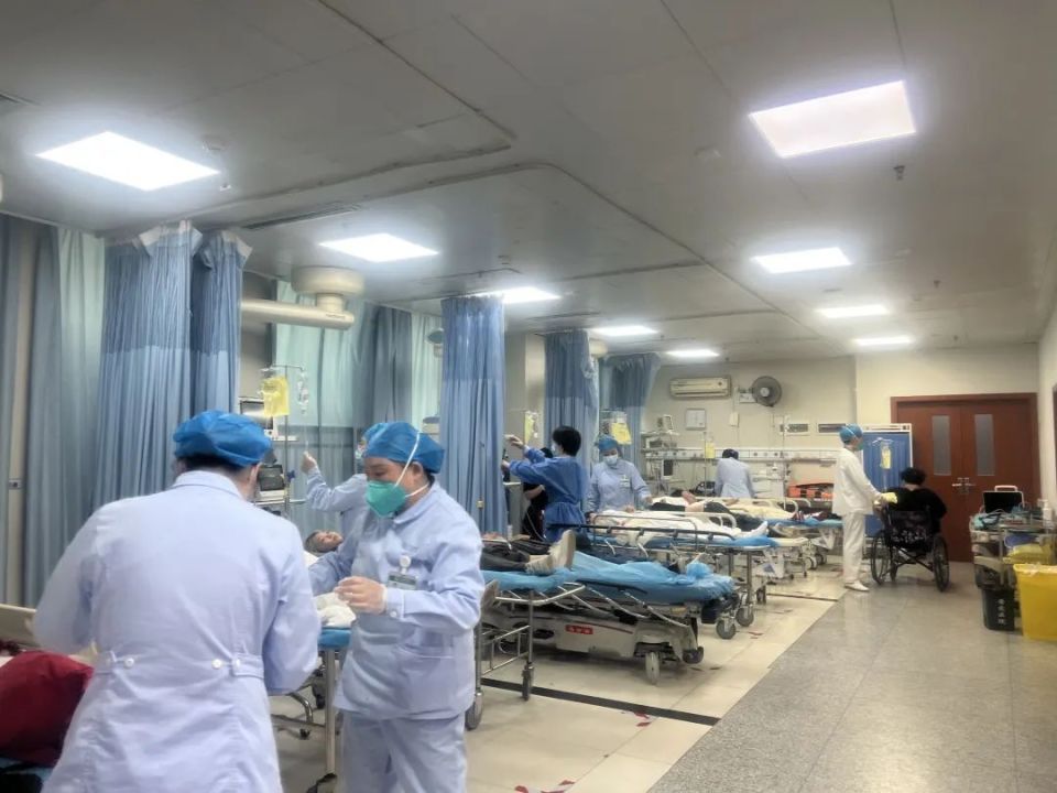 知名歌手演唱会突发！2人被当场抬走……这件事千万重视，曾有人当场猝死