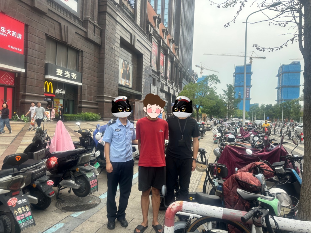 “喂，110吗？我偷的车被偷了……” 民警：一起抓！