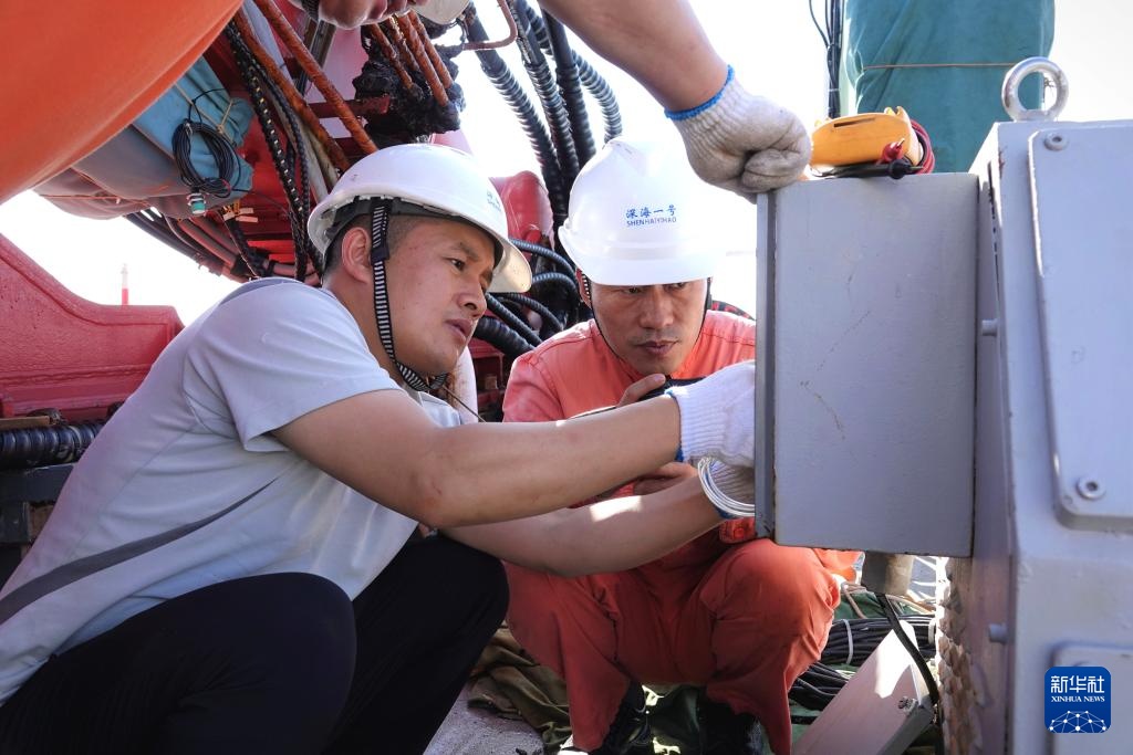 “蛟龙”探海备潜忙