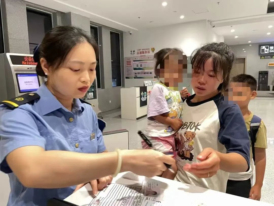 揪心！高铁列车即将关门，孩子突然跑下车