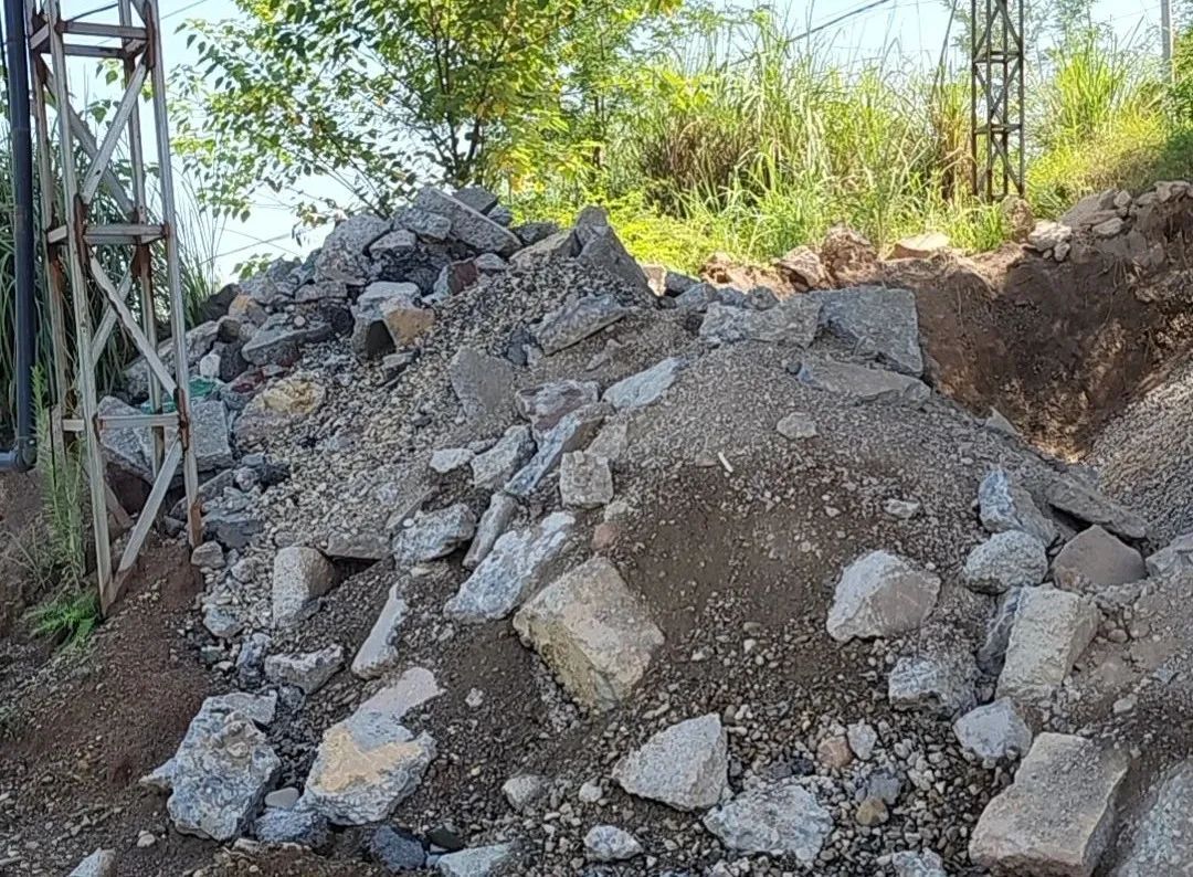 男子偷走村里水泥路破拆出售，警方：已刑拘