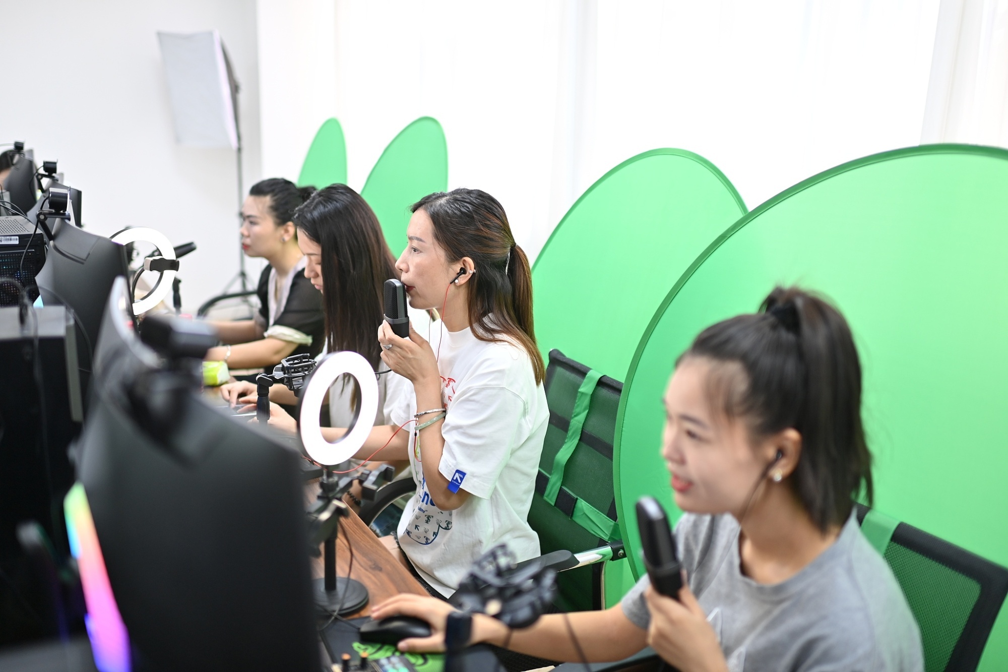 新业态催生新选择 如何为新就业形态劳动者撑起“保护伞”？