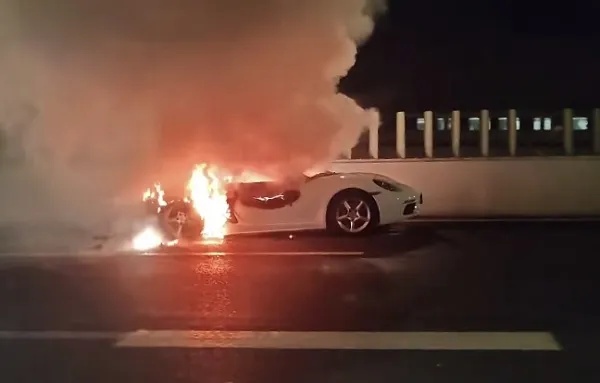 事发上海罗山路高架!一辆保时捷突然起火,迅速陷入火海... 事发上海罗山路高架!一辆保时捷突然起火,迅速陷入火海...