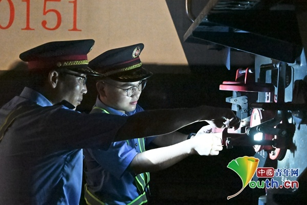 00后火车司机：从月光中驶向太阳