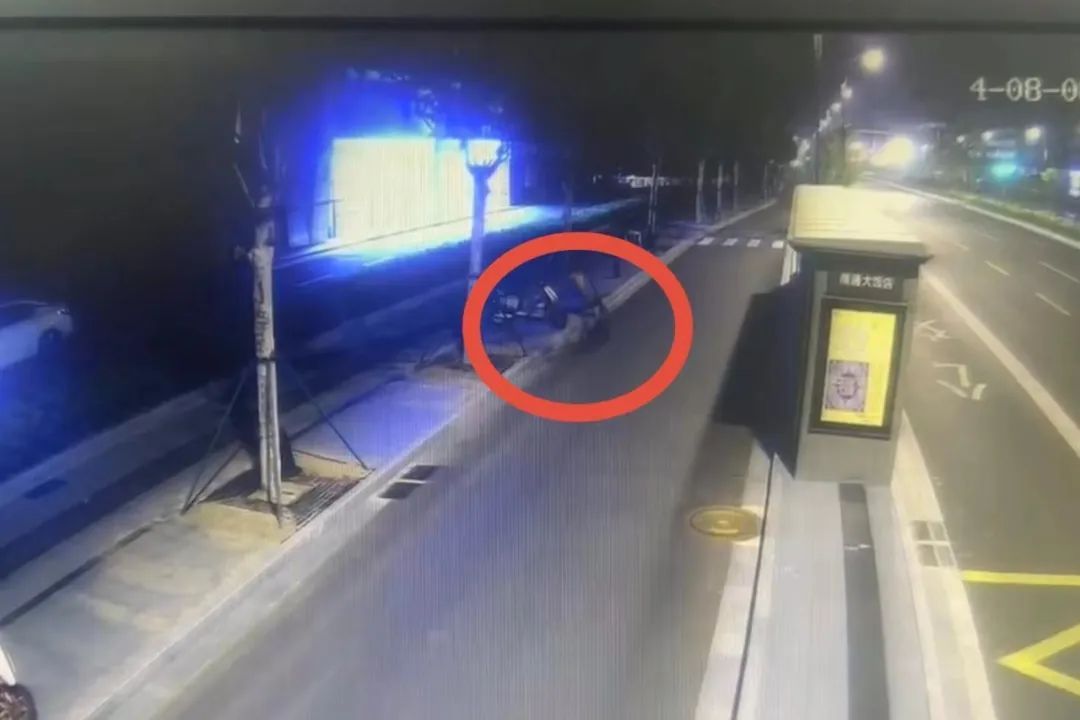 “喂，110吗？我偷的车被偷了……” 民警：一起抓！