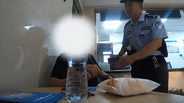 情况危急！男子跳桥瞬间，民警“秒级”救援！10米距离仅用5秒