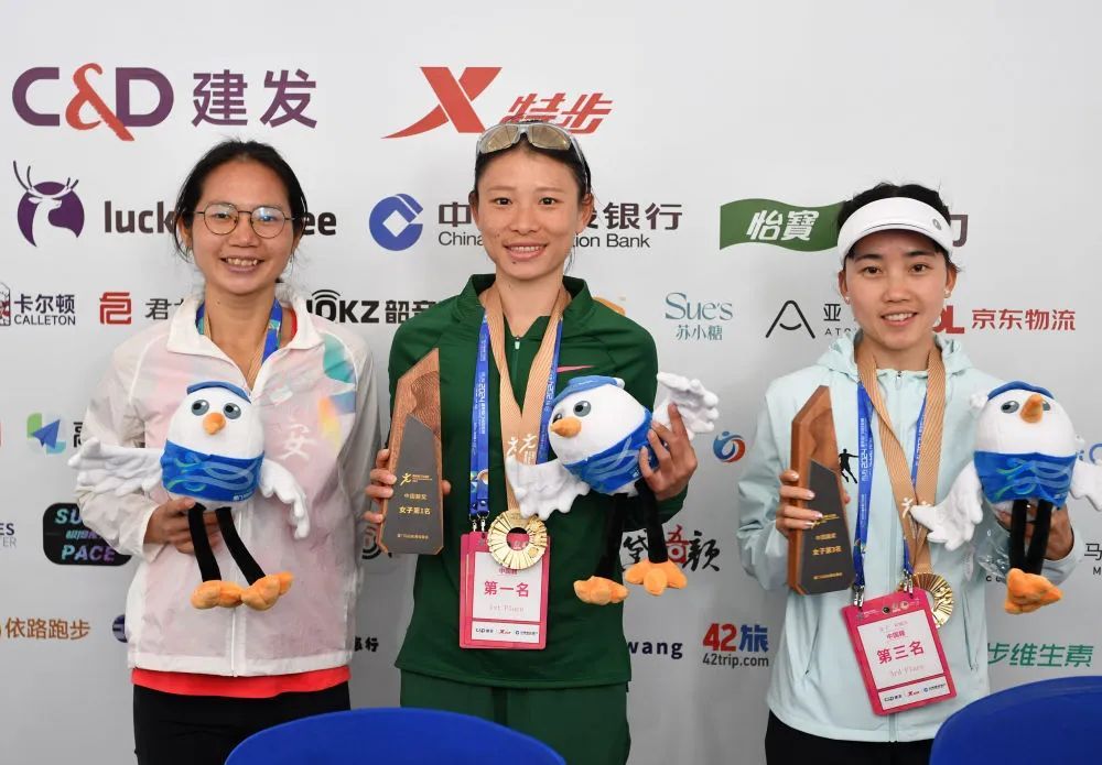 黄雪梅,冠军! 黄雪梅,冠军!