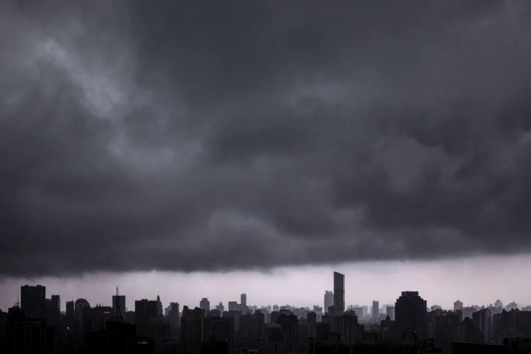 一秒天黑！广州多区发布暴雨预警！这波雨将一直下到……
