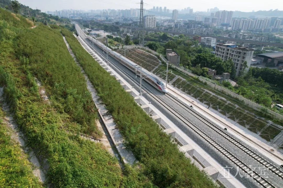 早上捡菌子,晚上烫火锅……… 昆明→重庆两个小时高铁快开通了 早上捡菌子,晚上烫火锅……… 昆明→重庆两个小时高铁快开通了