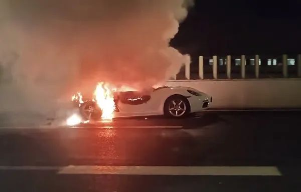 上海罗山高架突发!一辆保时捷陷入火海 上海罗山高架突发!一辆保时捷陷入火海