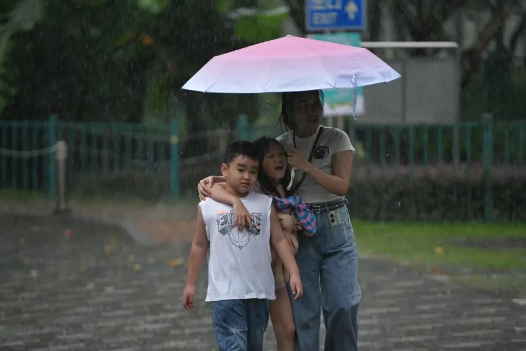 一秒天黑！广州多区发布暴雨预警！这波雨将一直下到……