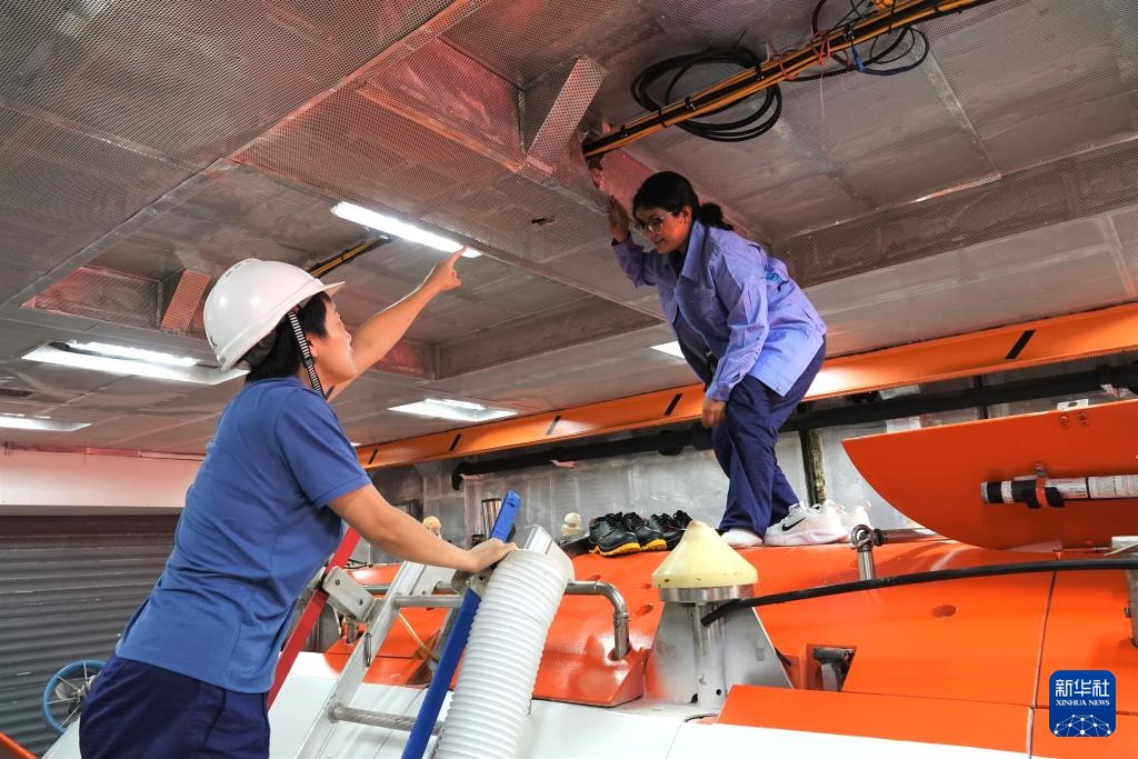 “蛟龙”探海备潜忙