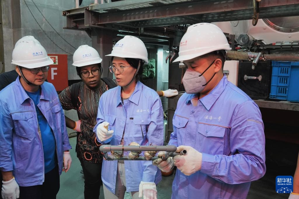 “蛟龙”探海备潜忙