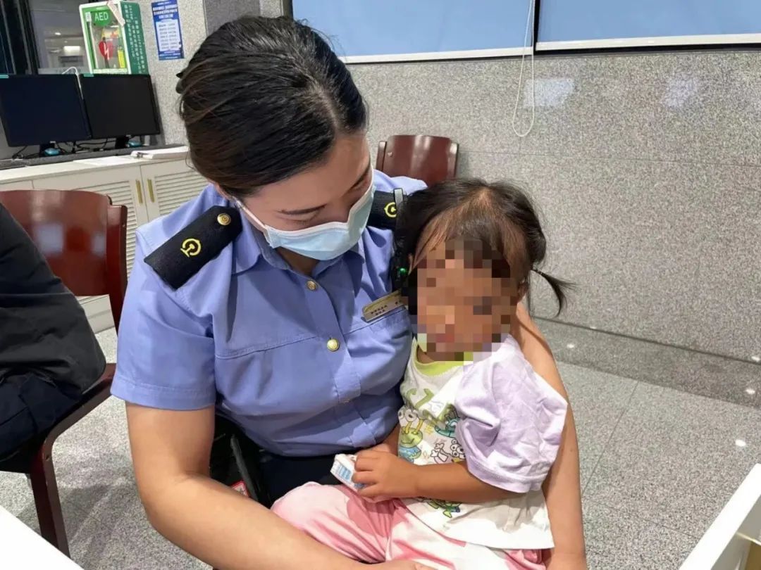 揪心！高铁列车即将关门，孩子突然跑下车