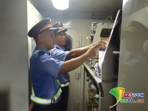 00后火车司机：从月光中驶向太阳