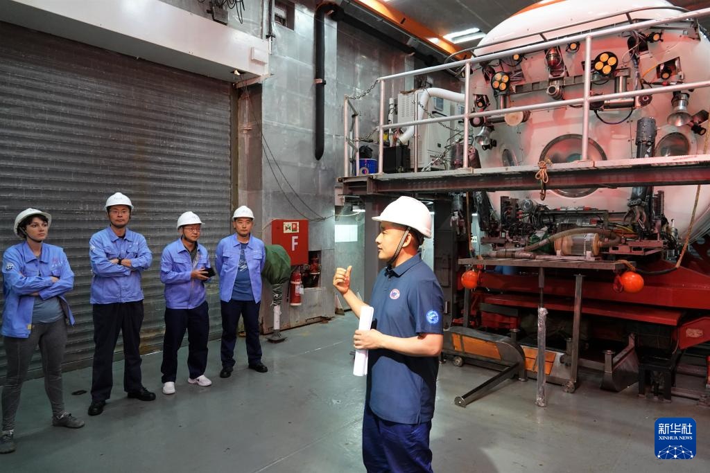 “蛟龙”探海备潜忙