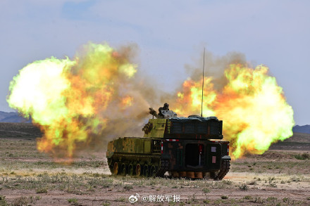 看炮兵分队火力全开! 看炮兵分队火力全开!