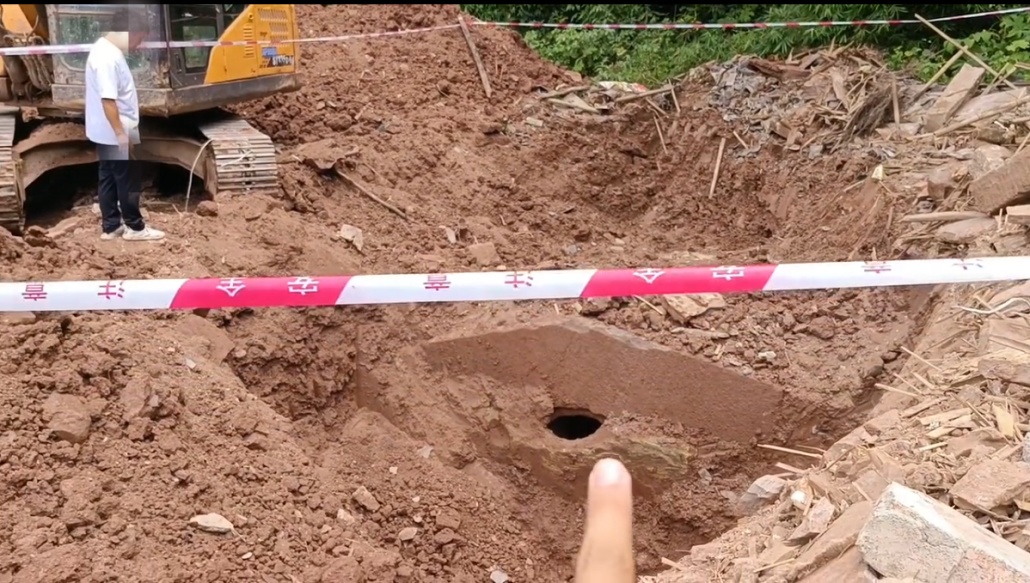 一施工现场疑似挖出古墓!当地文物局:正在勘探中 一施工现场疑似挖出古墓!当地文物局:正在勘探中