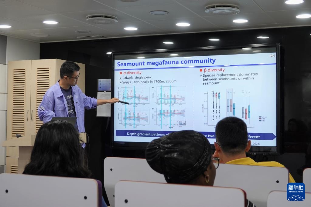 “蛟龙”探海备潜忙