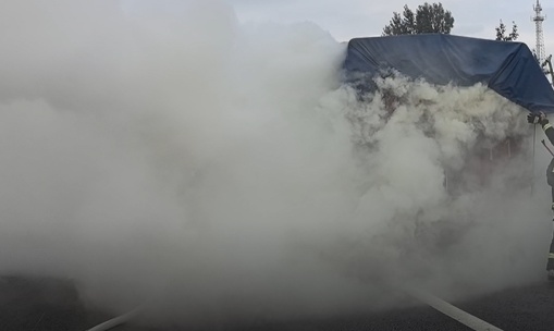 京哈高速上一载运手机的货车起火!手机撒满高速…… 京哈高速上一载运手机的货车起火!手机撒满高速……