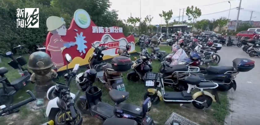 太危险!上海一地铁站,被7000辆非机动车围堵……居民建议:绿地能否改建停车? 太危险!上海一地铁站,被7000辆非机动车围堵……居民建议:绿地能否改建停车?