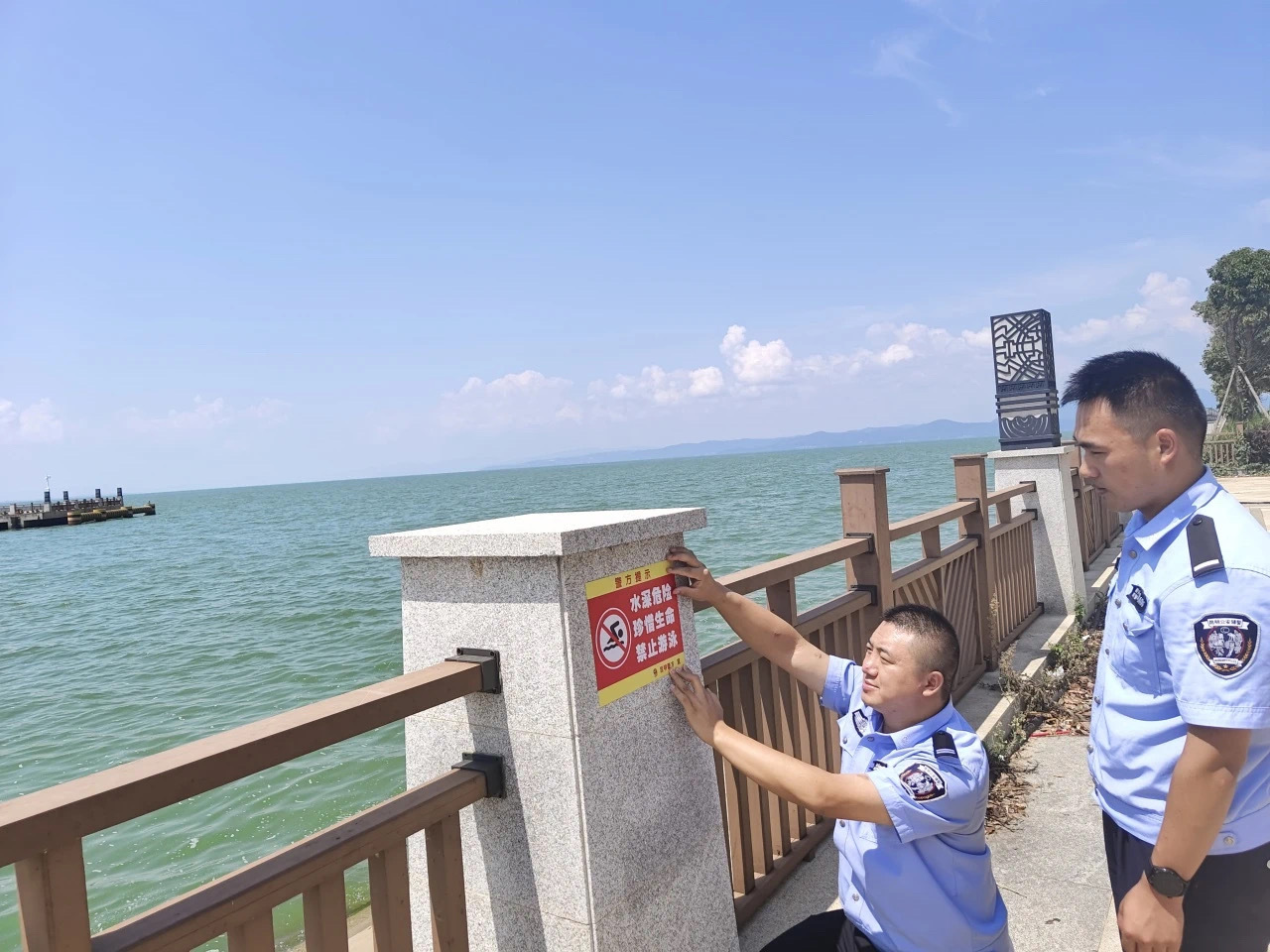 昆明警方投放2222根防溺水“救生竹竿” 插立水域周边 昆明警方投放2222根防溺水“救生竹竿” 插立水域周边