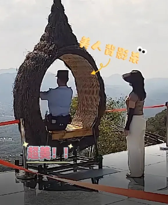 男友拍照太“抽象”?民警现场教学!网友:笑不活了 男友拍照太“抽象”?民警现场教学!网友:笑不活了