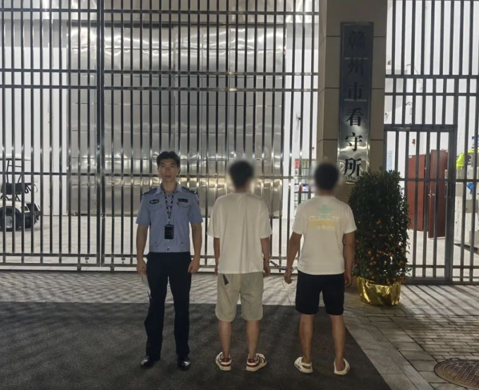 以私人影院为幌子进行卖淫嫖娼违法活动,江西8名涉案人员当场被抓 以私人影院为幌子进行卖淫嫖娼违法活动,江西8名涉案人员当场被抓